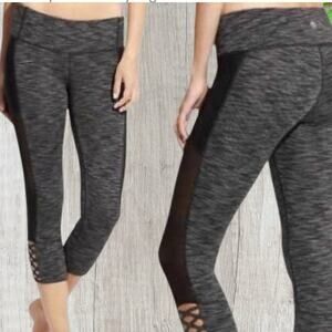 Athleta Mind Over Mat Criss Cross Cropped Capri Black Leggings Yoga Size Small